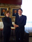 左が長島涼平、右が石津賢治市長。