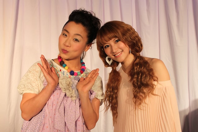 いとうあさこ（写真左）とHIROKO（右）。