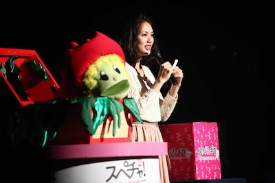 臼田あさ美とぺっちゃん（撮影：平沼久奈）。