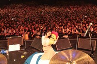 3000人の観客と記念撮影をする臼田あさ美とぺっちゃん（撮影：平沼久奈）。