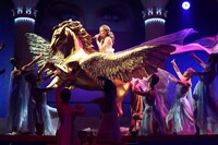 写真はカイリー史上最大のツアー「“アフロディーテ レ・フォリ”ワールド・ツアー」初日のデンマーク公演。4月には幕張メッセ、大阪城ホールでの公演も予定されている。（Photo by William Bake）