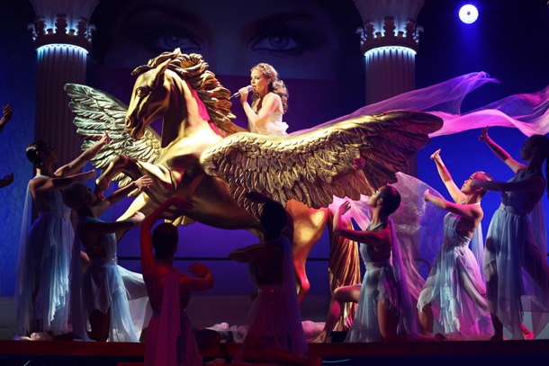 写真はカイリー史上最大のツアー「“アフロディーテ レ・フォリ”ワールド・ツアー」初日のデンマーク公演。4月には幕張メッセ、大阪城ホールでの公演も予定されている。（Photo by William Bake）