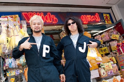 今回の取材では、ヴィレッジヴァンガード下北沢店で撮影を敢行。縁の深い場所でリラックスした→Pia-no-jaC←の表情を目にすることができる。