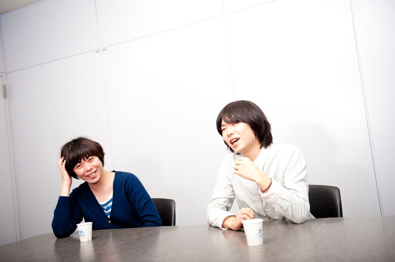 インタビューの終盤には今後の目標について言及。成山（写真左）は真冬の野外ライブに憧れていることを笑顔で明かしてくれた。