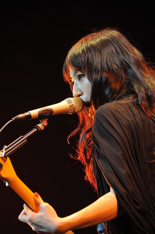写真は「J-WAVE McDonald's TOKIO HOT 100 AWARD授賞式」でパフォーマンスをするHeavenstampのSally#Cinnamon（Vo, G）。