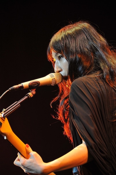 写真は「J-WAVE McDonald's TOKIO HOT 100 AWARD授賞式」でパフォーマンスをするHeavenstampのSally#Cinnamon（Vo, G）。