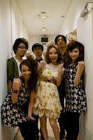 プレイヤー、ダンサー、VJが加わった「フルバケイション」。VJのスギモトトモユキはアルバム後半「2019 Re-mix cover side」に「すぎもとP」として参加している。