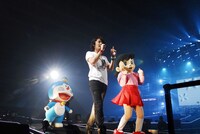 夢の共演を果たしたドラえもん、福山雅治、しずか（写真左から）。