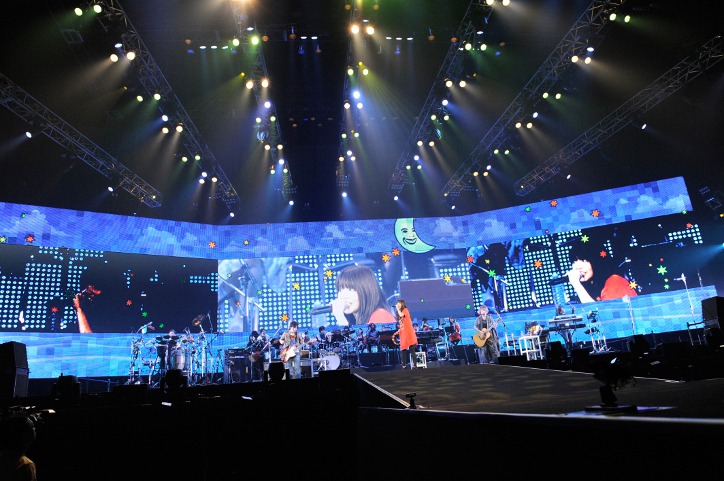 写真は「いきものがかりの みなさん、こんにつあー!! 2010 ～なんでもアリーナ!!!～」横浜アリーナ公演の模様。