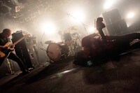 来月はSXSWを含むアメリカツアーを開催するMO'SOME TONEBENDER（写真は昨日のフリーライブの模様）。