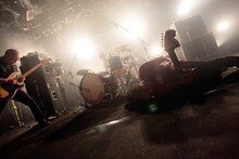 来月はSXSWを含むアメリカツアーを開催するMO'SOME TONEBENDER（写真は昨日のフリーライブの模様）。