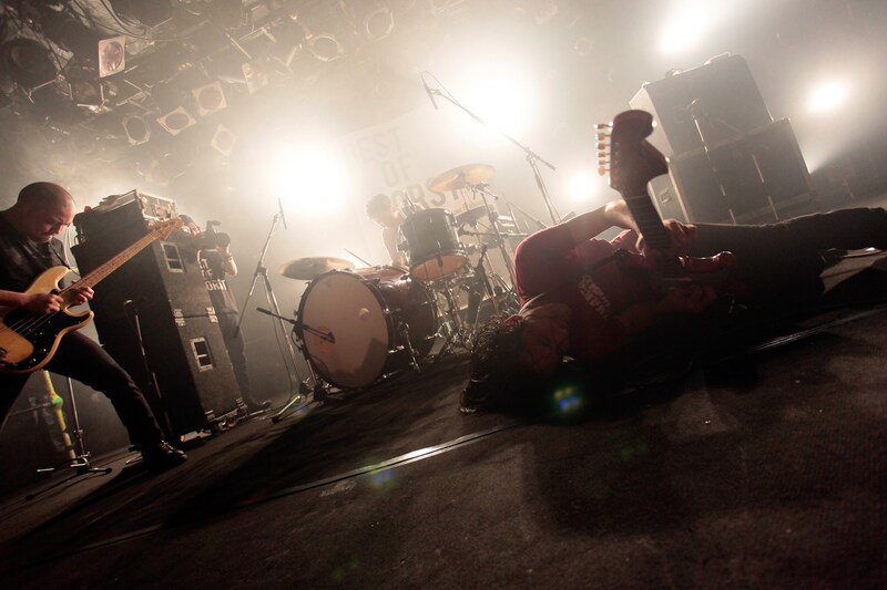 来月はSXSWを含むアメリカツアーを開催するMO'SOME TONEBENDER（写真は昨日のフリーライブの模様）。