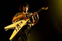 今週末は沖縄で行われるライブイベント「めざましスーパーライブ in 沖縄」に出演する斉藤和義。