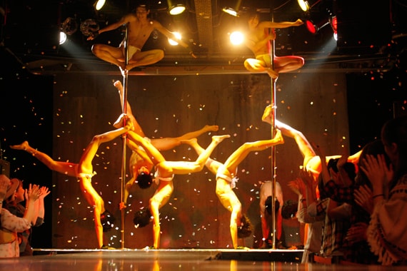 「ポールダンシングボーイ☆ず」のワンシーン。この映画には俳優集団D-BOYSの弟分、D2のメンバーが総出演している。