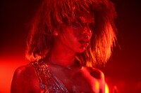 鬼気迫る迫力でフロアを圧倒するアヴちゃん（Vo）。（Photo by 岩根愛）