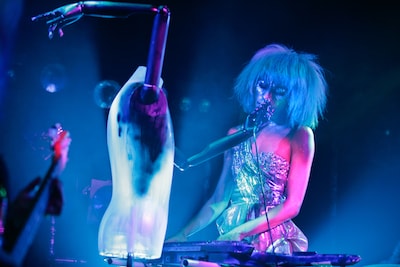 キーボードを弾きながら物悲しく歌うアヴちゃん（Vo）。（Photo by 岩根愛）