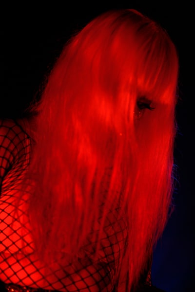 力強いベースラインを響かせたやしちゃん（B）。（Photo by 岩根愛）