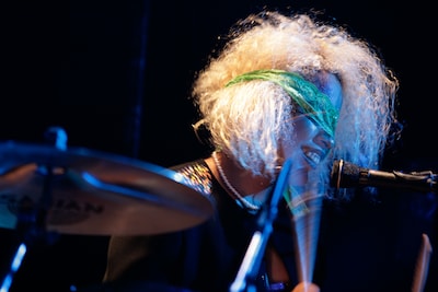 パワフルなドラミングで魅せるルリちゃん（Dr）。（Photo by 岩根愛）