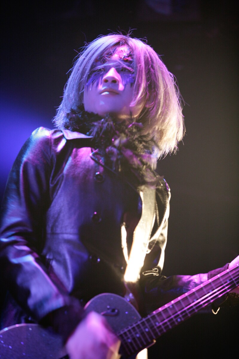 ときにハード、ときにやさしいギターフレーズをかき鳴らしたギギちゃん（G）。（Photo by 岩根愛）