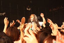 なぜかケーキを顔面にぶつけた後、フロアにダイブした川崎“フィリポ”裕利（HiGE）。