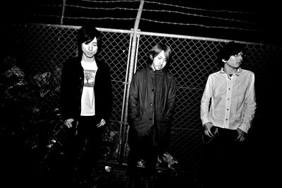 鴉の最新アーティスト写真。左から一関卓（B）、榎本征広（Dr）、近野淳一（Vo, G）。