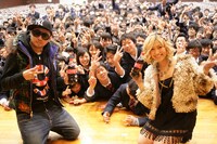 ライブ終了後には生徒たちを交えての記念撮影も行われた。