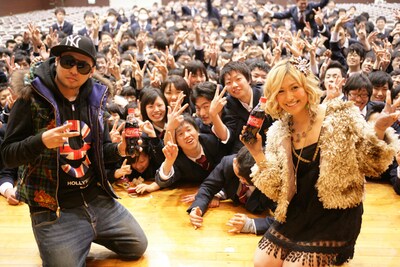 ライブ終了後には生徒たちを交えての記念撮影も行われた。