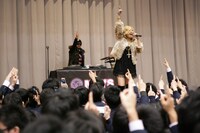 熱演を披露するMAY'Sと、総立ちになって盛り上がる生徒たち。