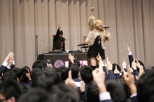 熱演を披露するMAY'Sと、総立ちになって盛り上がる生徒たち。