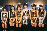 ライブ前に行われたももいろクローバー囲み取材の模様。