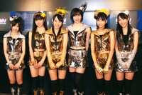 ライブ前に行われたももいろクローバー囲み取材の模様。