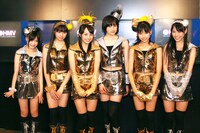 ライブ前に行われたももいろクローバー囲み取材の模様。