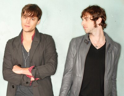 「口にしたLOVE」を作曲したクリス・セスター（写真右）とマーク・ウィルソン（写真左）。