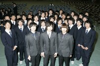 揃いのジャケットで登場した地元の先輩WEAVERと、滝川第二高校の生徒たち。