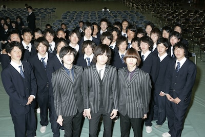 揃いのジャケットで登場した地元の先輩WEAVERと、滝川第二高校の生徒たち。