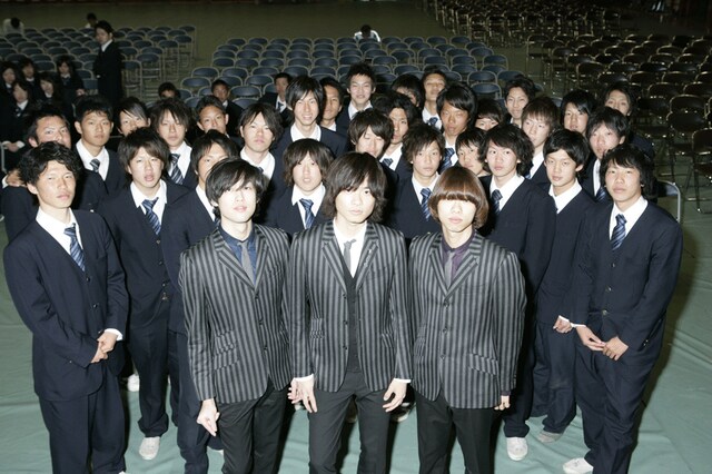 揃いのジャケットで登場した地元の先輩WEAVERと、滝川第二高校の生徒たち。