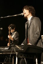 熱いライブで卒業生にエールを送ったWEAVER。