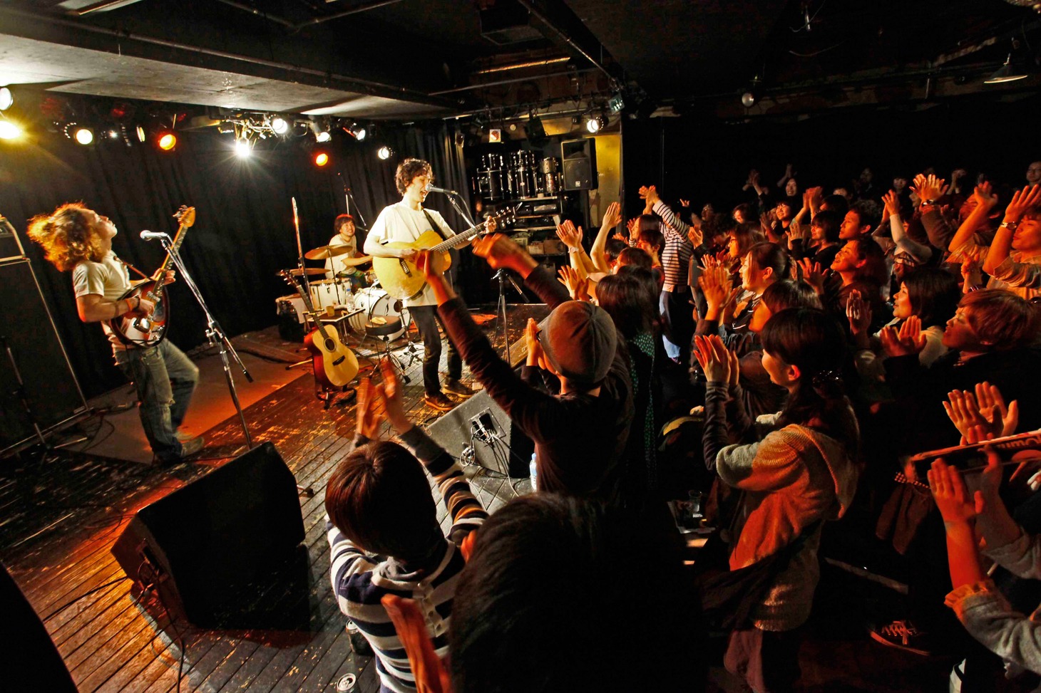 現在全国ツアー中のsuzumoku。写真は初日2月26日のShibuya O-nest公演の様子。