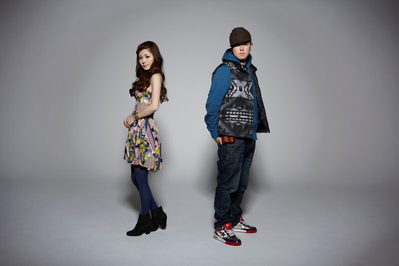 YouTubeでは「友達だから、今はまだ feat. WISE」のビデオクリップも公開中(写真左が8utterfly、右がWISE)。