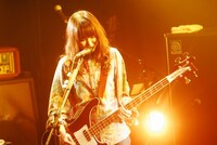 酒井由里絵（Ba, Vo）