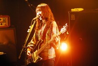 酒井由里絵（Ba, Vo）