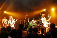 WWWのステージでパフォーマンスするチュールの2人。