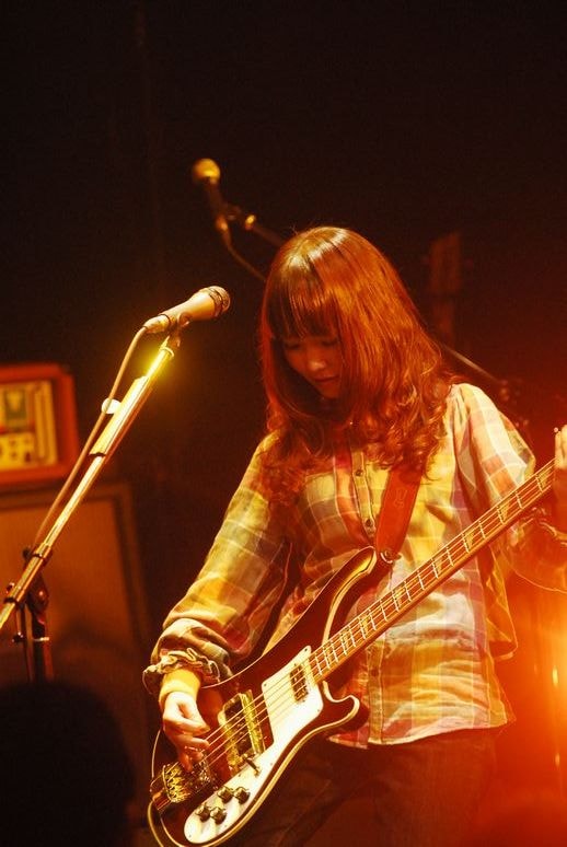 酒井由里絵（Ba, Vo）