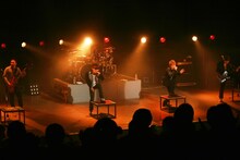 ナース服の看護学生たちの前で熱演を繰り広げるFLOW。