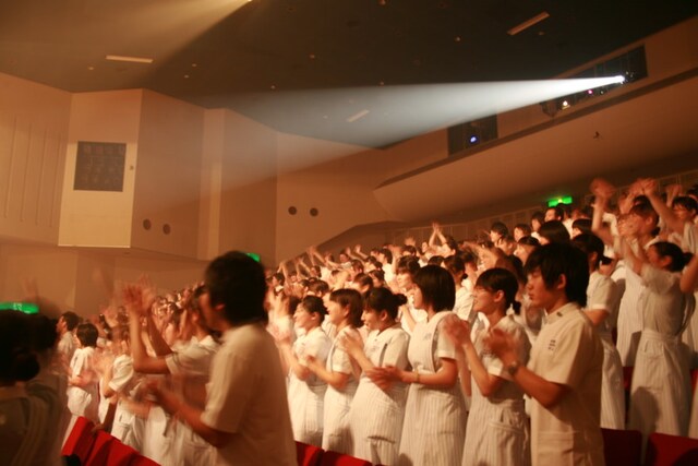 総立ちでライブを楽しむ学生たち。