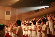 総立ちでライブを楽しむ学生たち。