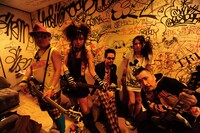 ナタリーPower Pushではソラミミスト安斎肇（写真右端）が所属するバンド、LASTORDERZのアルバム「大人パンク！」の発売を記念したインタビューを公開中。