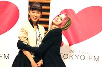 写真左から前田敦子、アヴリル・ラヴィーン（Photo : 堀田芳香）。