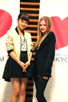 写真左から前田敦子、アヴリル・ラヴィーン（Photo : 堀田芳香）。