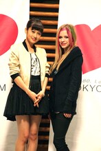 写真左から前田敦子、アヴリル・ラヴィーン（Photo : 堀田芳香）。